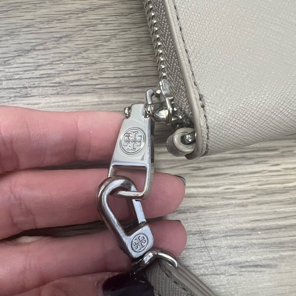 Tory Burch Robinson Zip Continental Wallet - Picture 6 of 6